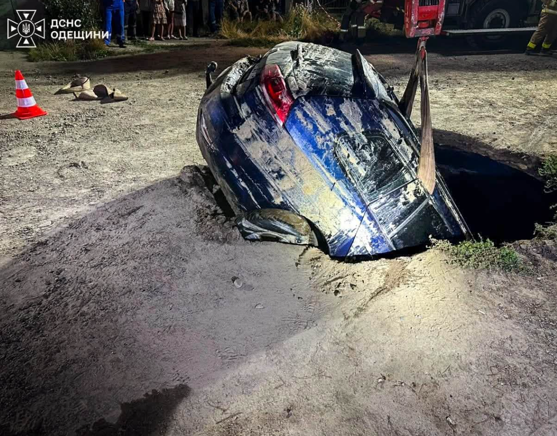 В Одесі автомобіль провалився під землю просто під час руху (фото)